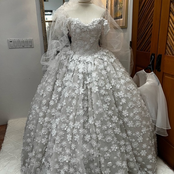 Gorgeous custom bridal gown. See details in photos. - Picture 9 of 10